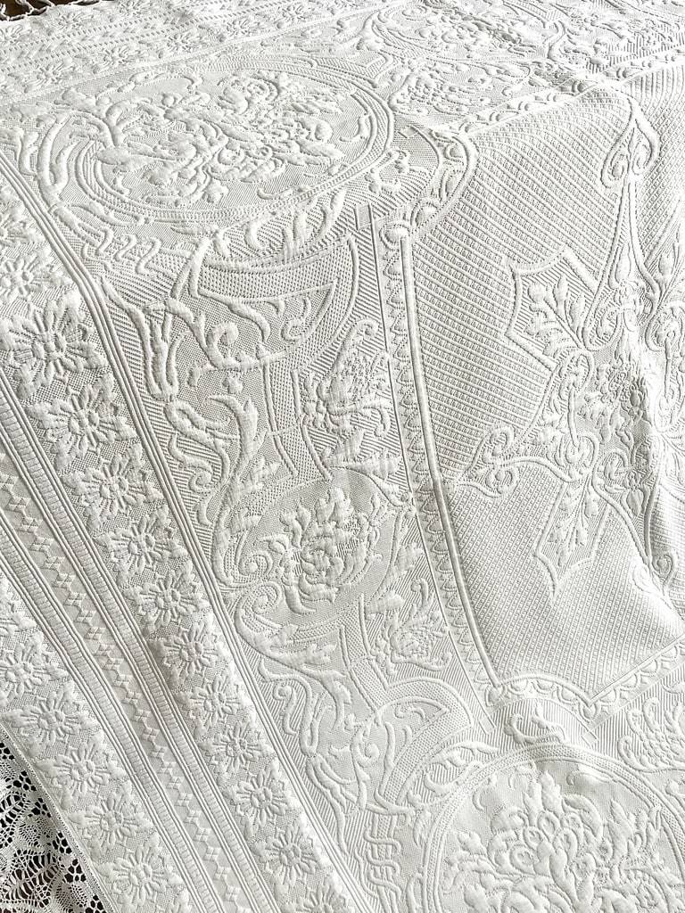 dessus-de-lit-ancien-linge-de-maison-couverture-provençale-pique-coton-blanc-brocante-vintage-antiquite