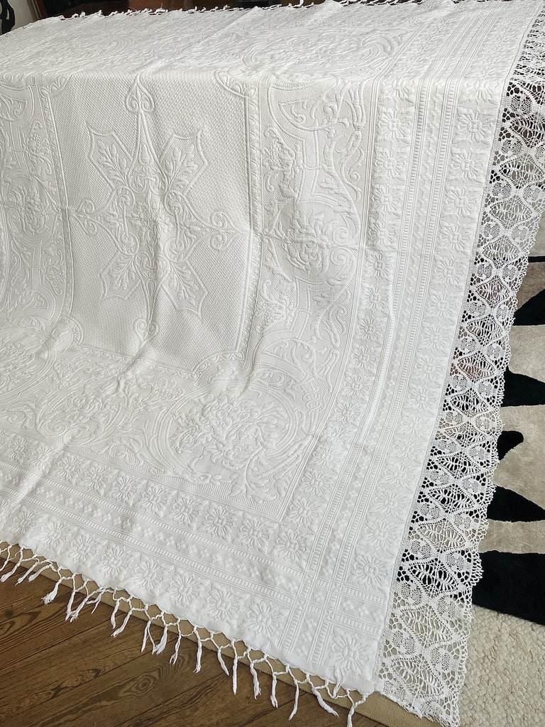 linge-de-lit-ancien-couverture-dessus-de-lit-coton-blanc-decor-fleurs-arabesques-acanthes-dentelle-puy-en-velay-antiquite
