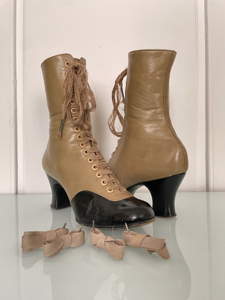 bottines-femme-anciennes-mode-belle-epoque-cuir-noir-lacets-souliers-anciens-antiquite-collectiont