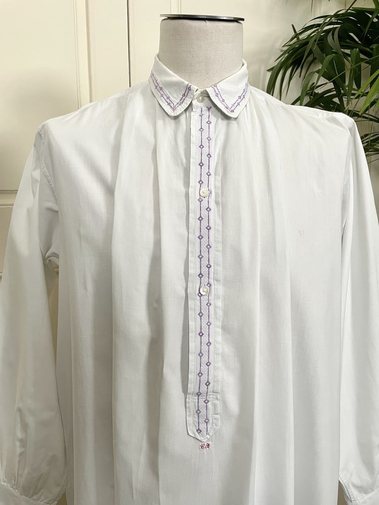 chemie-ancienne-nuit-homme-mode-epoque-1900-coton-percalle-broderie-couleur-col-pointu-antiquite-brocante