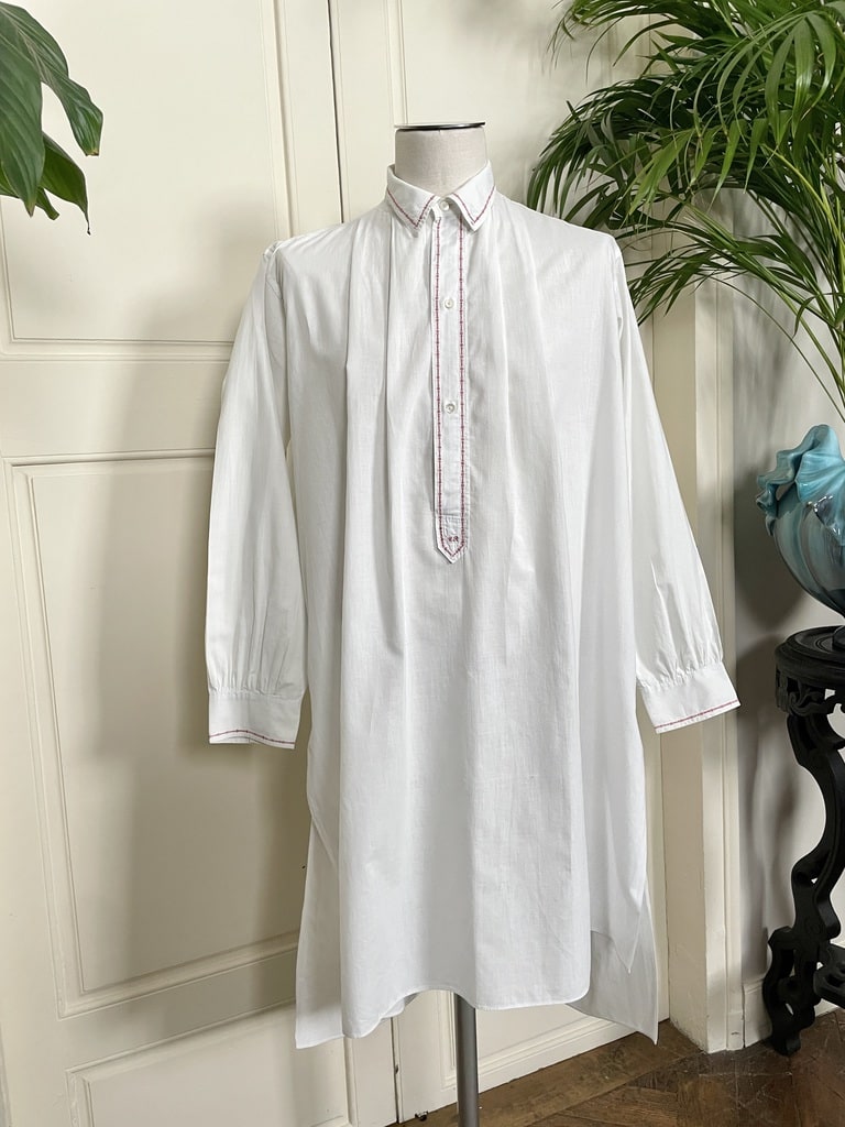 ancienne-chemise-de-nuit-retro-homme-liquette-rouge-et-coton-blanc-linge-ancien-antiquite-brocante