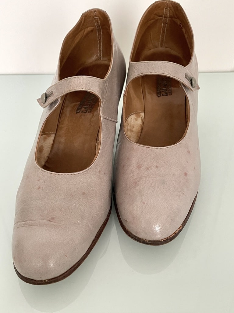 chaussures-anciennes-cuir-bouton-semelle-bois-mode-femme-1920-1925-souliers-escarpins-epoque-antiquite