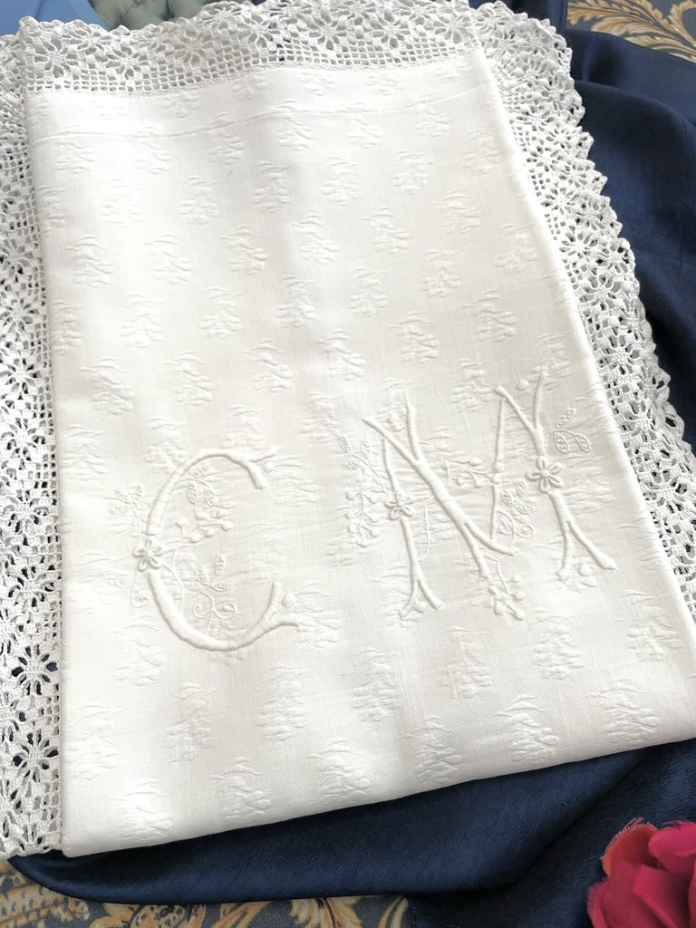 ancienne-taie-d-oreiller-coton-blanc-dentelle-antiquite-brocante-monogramme-cm-brode-main