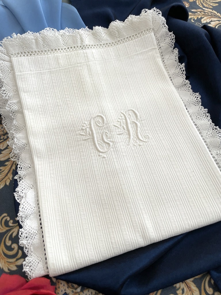 taie-oreiller-ancienne-linge-de-lit-coton-gaufre-dentelle-fuseaux-monogramme-plumetis-antiquite-brocante