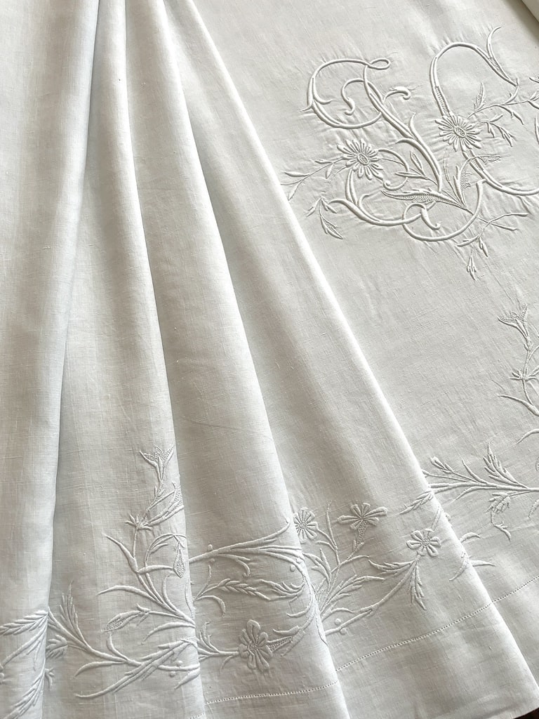 linge ancien drap lin broderie blanche fait main trousseau plumetis initiales, monogramme