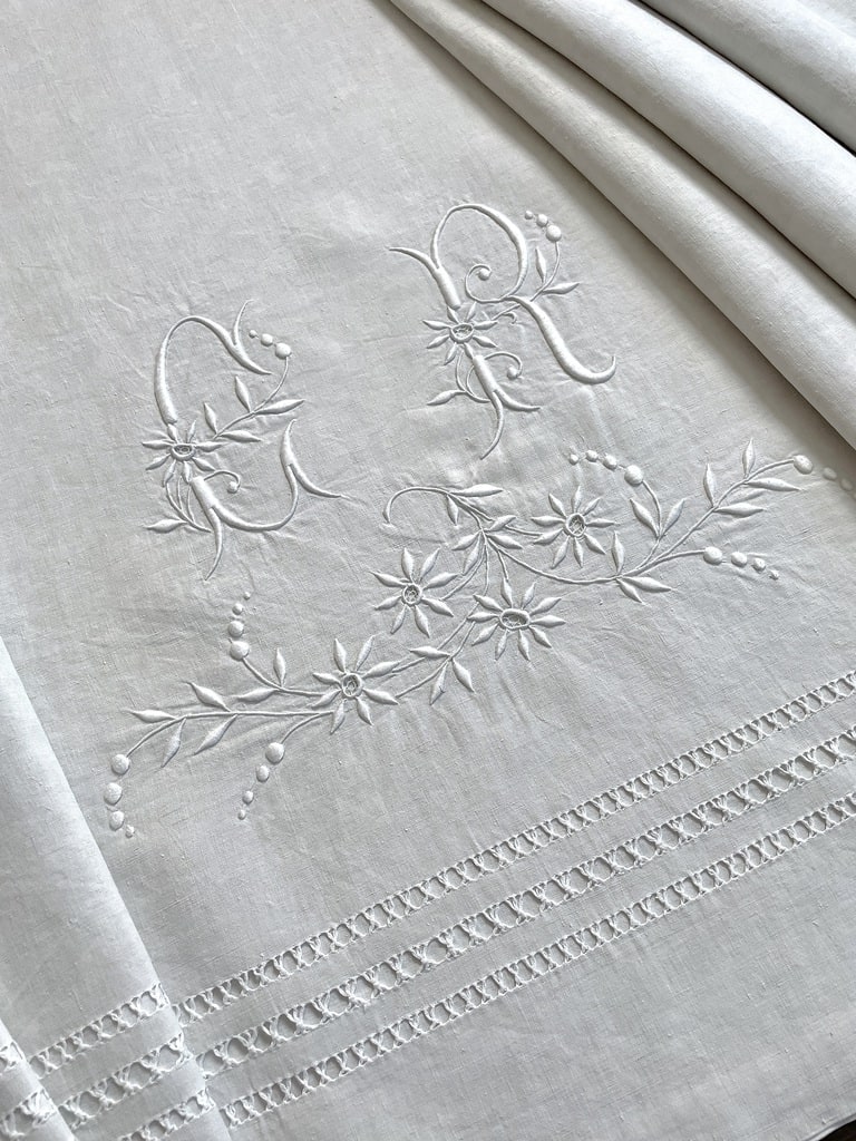 drap-ancien-broderie-blanche-jours-venise-marguerites-monogramme-fleuri-fait-main-antiquite-brocante