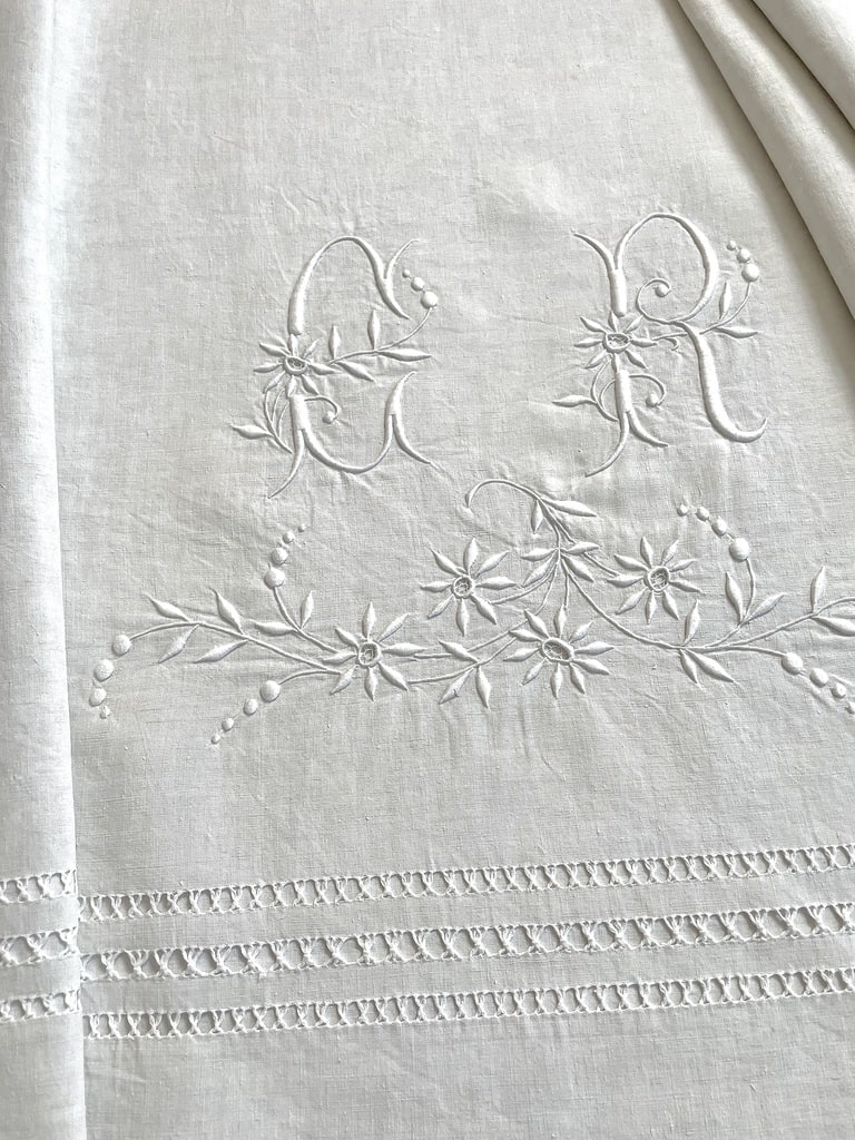 drap-ancien-linge-de-lit-parure-broderie-blanche-fait-main-jours-echelle-venise-fils-tires-brocante-vintage-chic