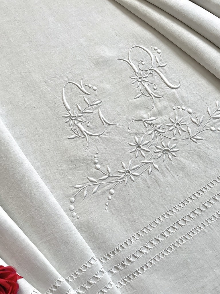 linge-ancien-drap-en-lin-jours-venises-riviere-fil-tires-broderie-blanche-fait-main-monogramme-c-r-marguerites