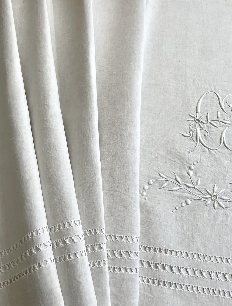 linge-ancien-drap-en-lin-brode-main-jours-monogrammes-cr-antiquite-brocante-linge-epoque-second-empire-brocante