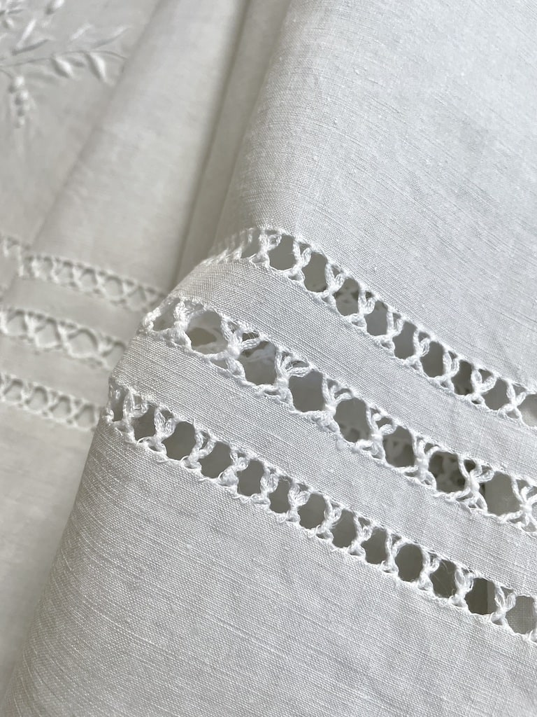 linge-ancien-draps-taies-oreillers-traversin-couvertures-dessus-de-lit-pique-de-coton-antiquite-brocante