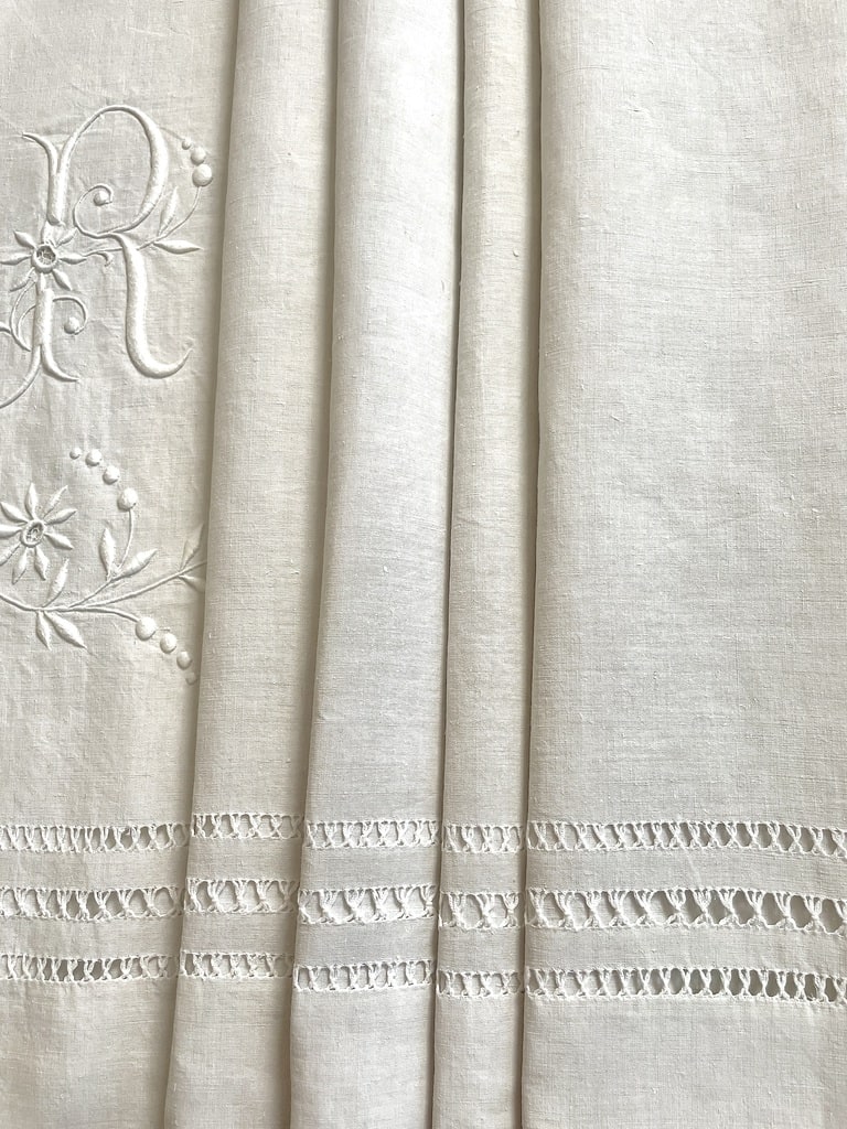 decoration-chambre-ancienne-linge-ancien-maison-lit-parure-drap-en-lin-monogramme-antiquite-brocante