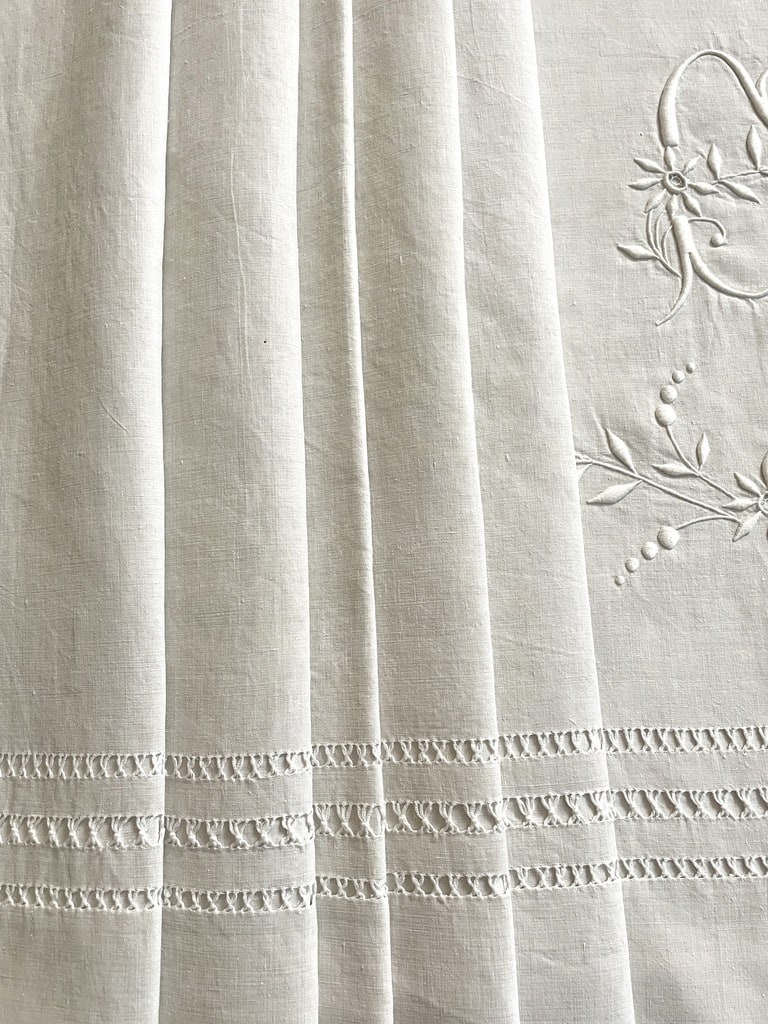 drap-en-lin-ancien-linge-de-maison-brode-main-antiquite-brocante-shabby-chic-decoration-lit-chambre