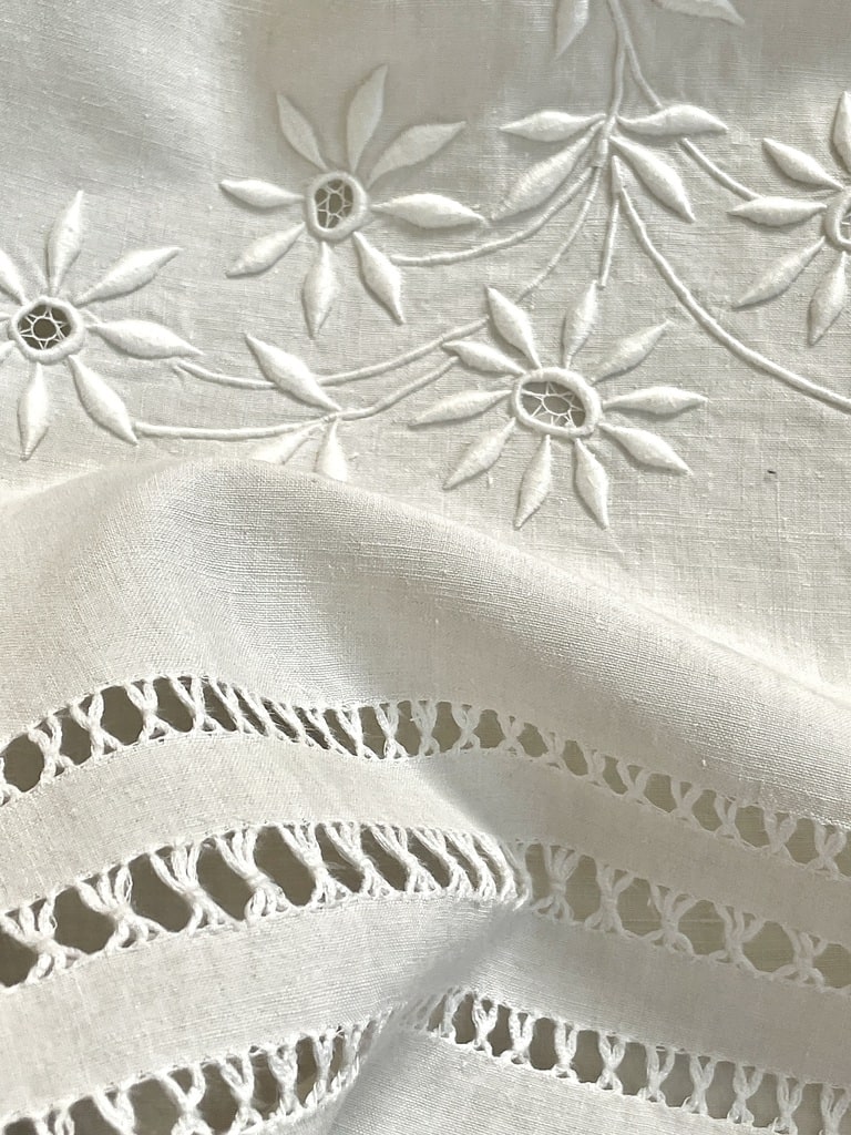 linge-ancien-draps-taies-serviettes-torchons-dentelles-brode-main-couvertures-pique-coton-antiquite-brocante