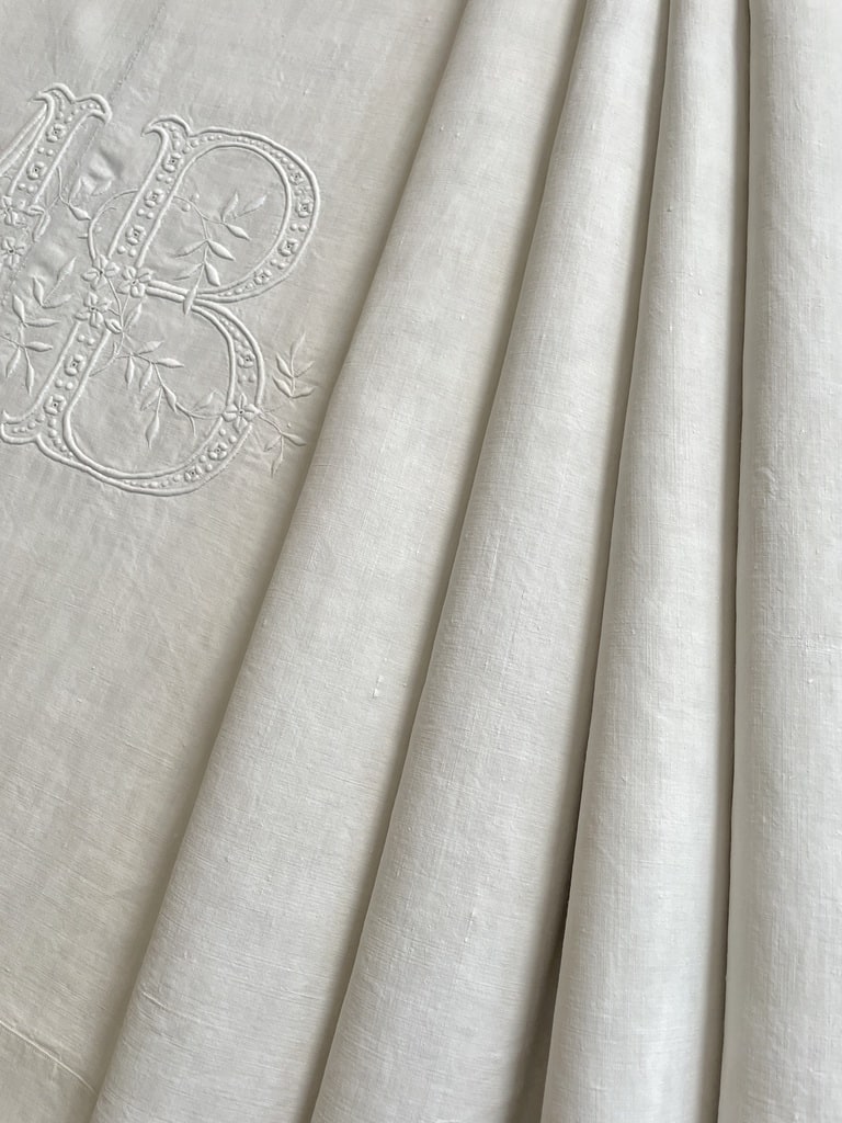 linge-ancien-draps-taies-oreiller-traversin-couvertures-dessus-de-lit-antiquite-brocante-vente-en-ligne