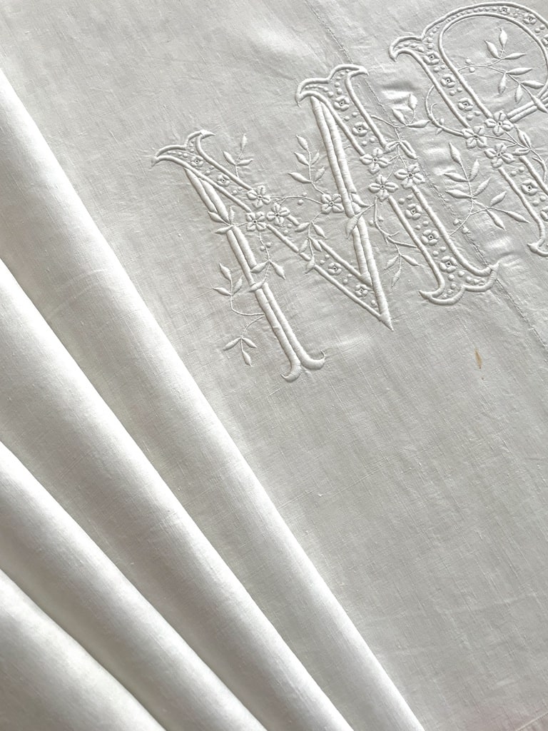 linge-ancien-drap-de-lit-en-lin-brode-main-monogramme-m-b-chiffre-initiales-trousseau-fil-brocante-shabby-chic