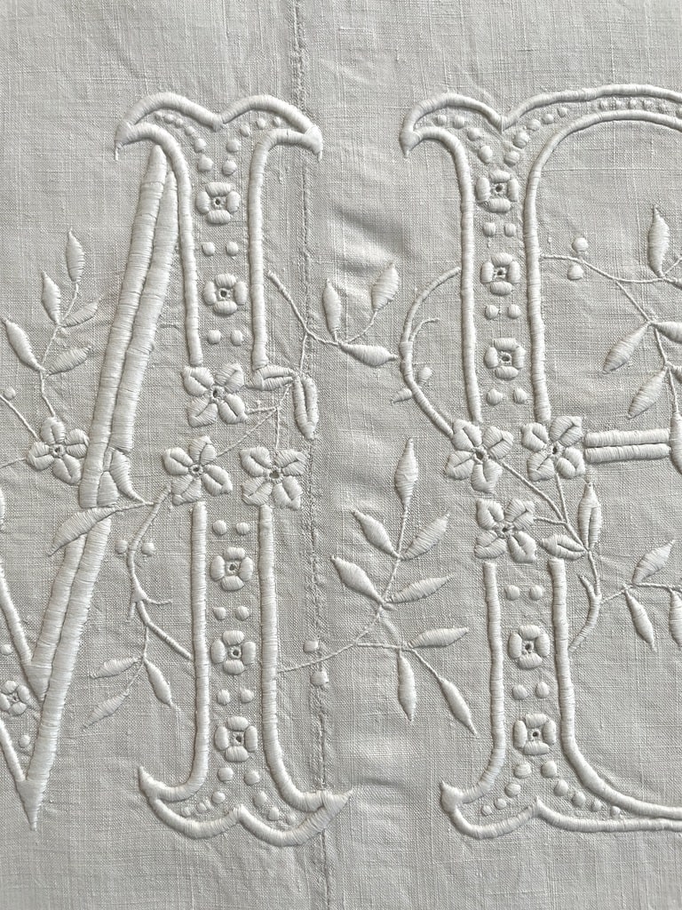 monogramme-initiales-chiffre-broderie-blanche-ancienne-linge-ancien
