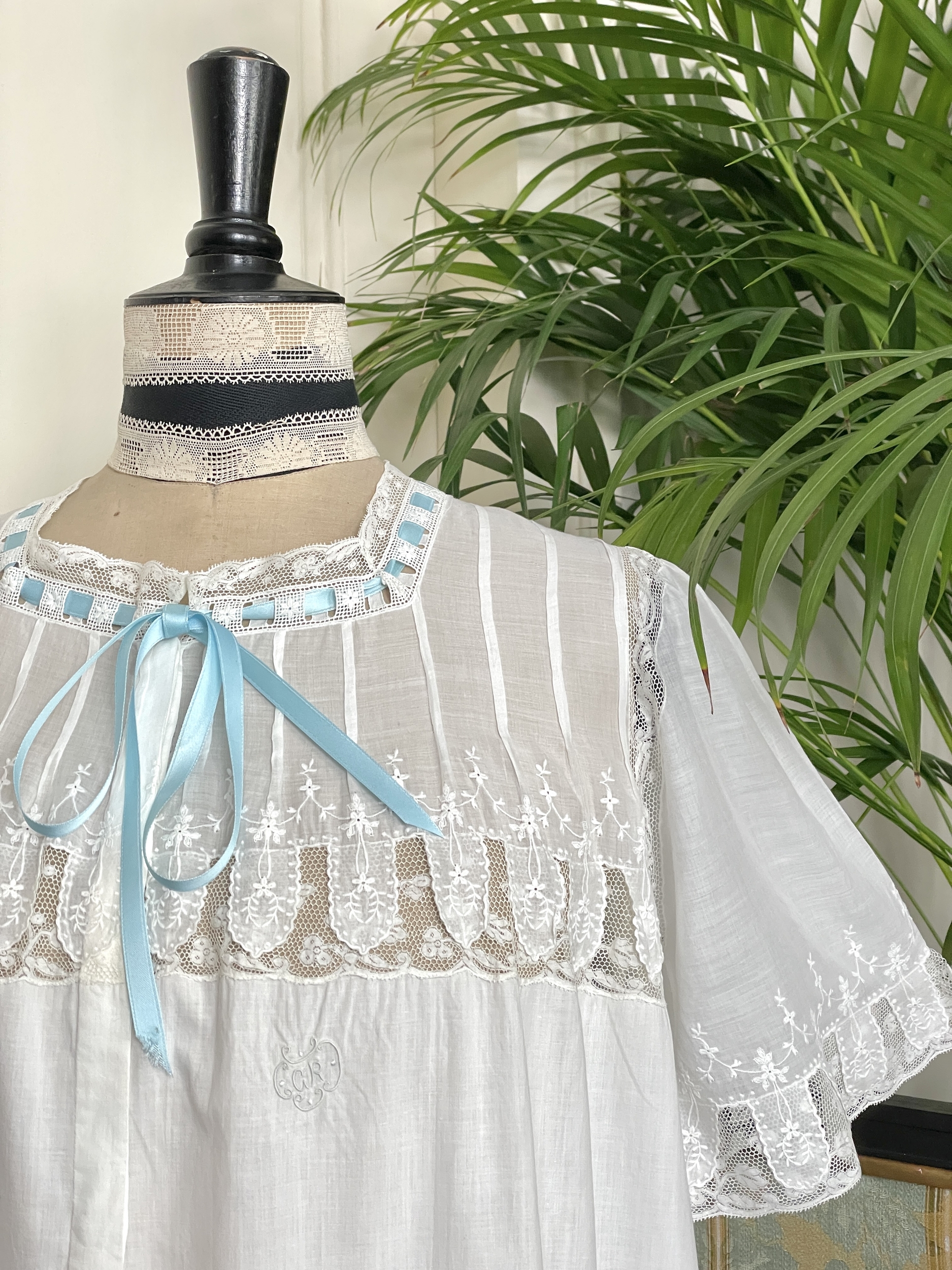 chemise-de-nuit-ancienne-fil-linon-batiste-dentelle-broderie-blanche-linge-ancien-mode-femme-antiquite-brocante