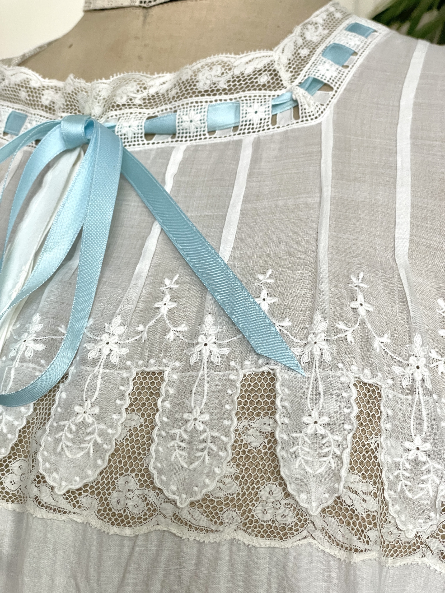 mode-ancienne-chemise-de-nuit-en-batiste-coton-linon-dentelle-blanche-broderie-ruban-bleu-vetement-d-epoque-empire-antiquite-brocante