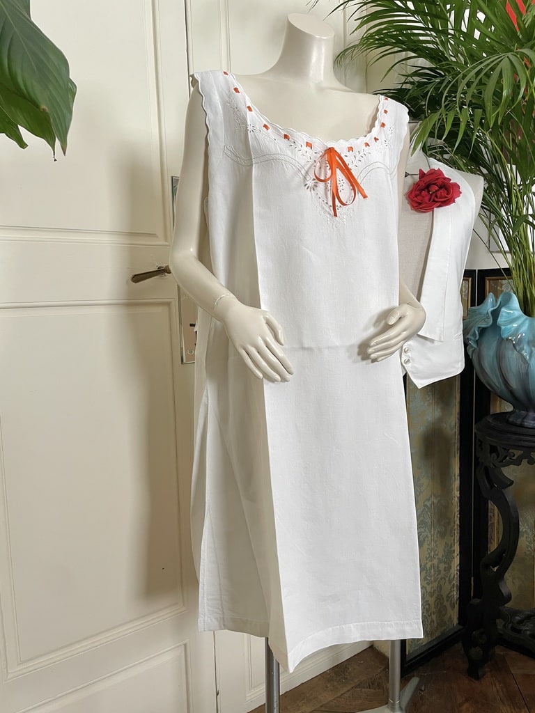 linge-ancien-femme-dame-chemise-de-jour-en-lin-brode-main-ruban-soie-orange-vetement-vintage-brocante