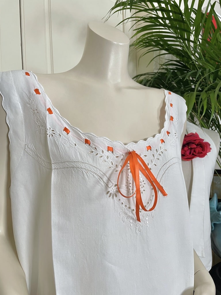 mode-ancienne-femme-chemise-de-jour-ruban-soie-broderie-lin-trousseau-tradition-linge-ancien-français-antiquite