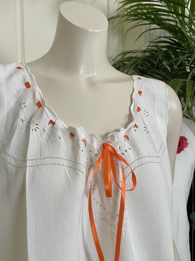 mode-d-epoque-empire-napoleon-chemise-de-jour-femme-lin-brode-main-linge-ancien-français-tradion-trousseau-antiquite-brocante