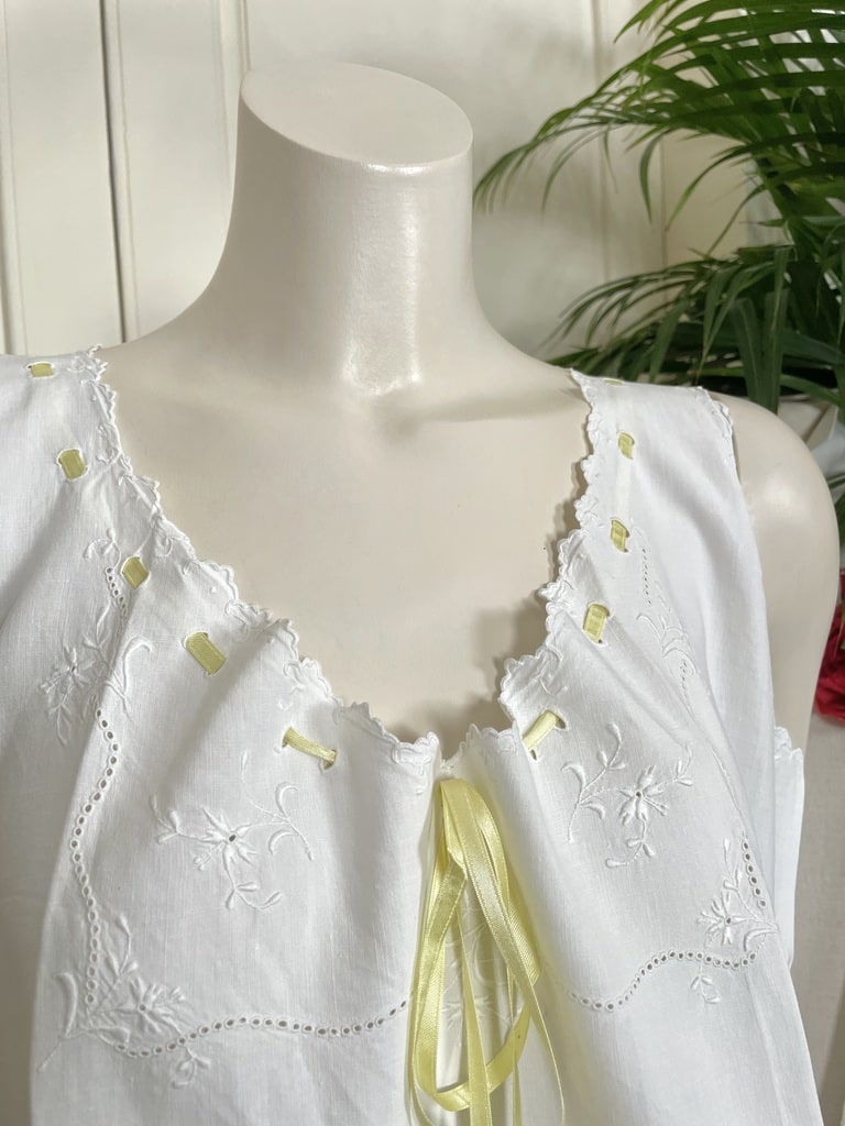 chemise-de-jour-ancienne-en-fil-de-lin-et-ruban-de-soie-anis-mode-femme-epoque-napoleon-empire-louis-philippe-antiquite-shabby
