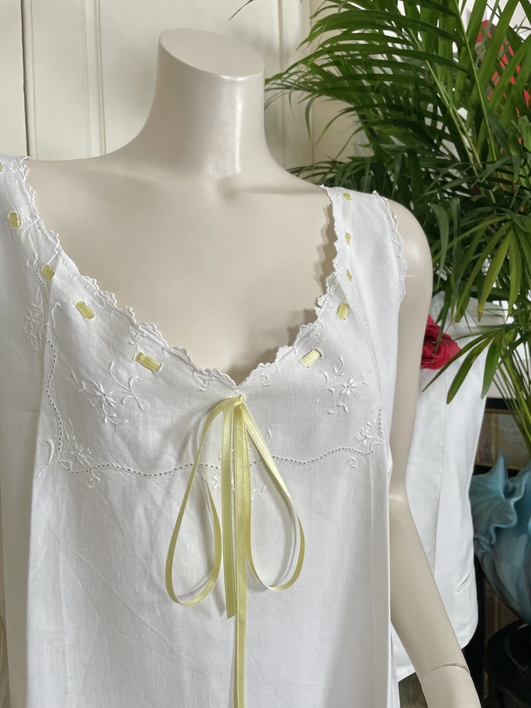 linge-de-nuit-ancien-chemise-de-jour-coton-lin-ruban-soie-mode-femme-trousseau-brode-main-français-antiquite-brocante
