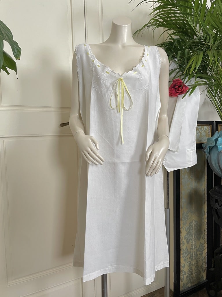 mode-ancienne-chemise-de-jour-feston-monogramme-brode-main-lin-fil-ruban-soie-linge-de-corps-antiquite-brocante