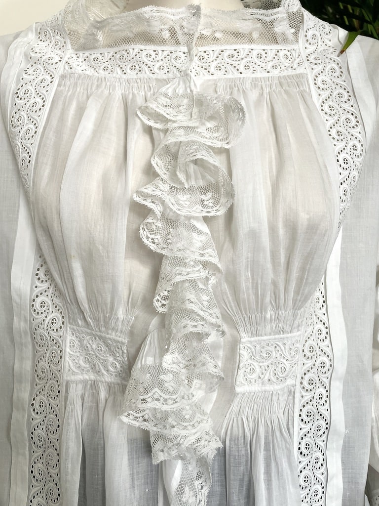chemise-de-jour-ancienne-liseuse-boudoir-bain-batiste-linon-percale-mode-feminine-antiquite-brocante-linge-ancien