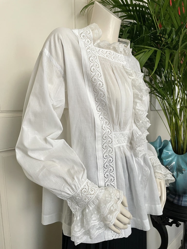 liseuse-ancienne-linon-fin-guipure-chemise-de-jour-dentelle-valenciennes-mode-femme-ancienne-linge-de-corps-antiquite-brocante