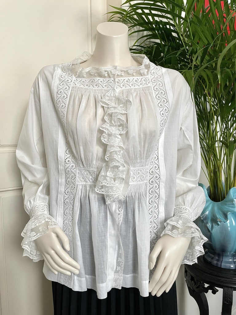 vetement-ancien-mode-femme-liseuse-chemisier-blouse-antiquite-linge-de-nuit-france-trousseau