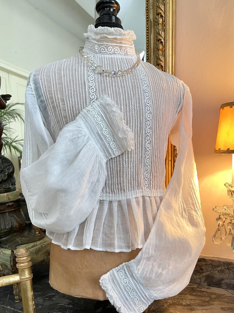 costume-ancien-epoque-napoleon-empire-corsage-cache-corsert-linon-nansouk-batiste-brode-main-deguisement-folklore-antiquite