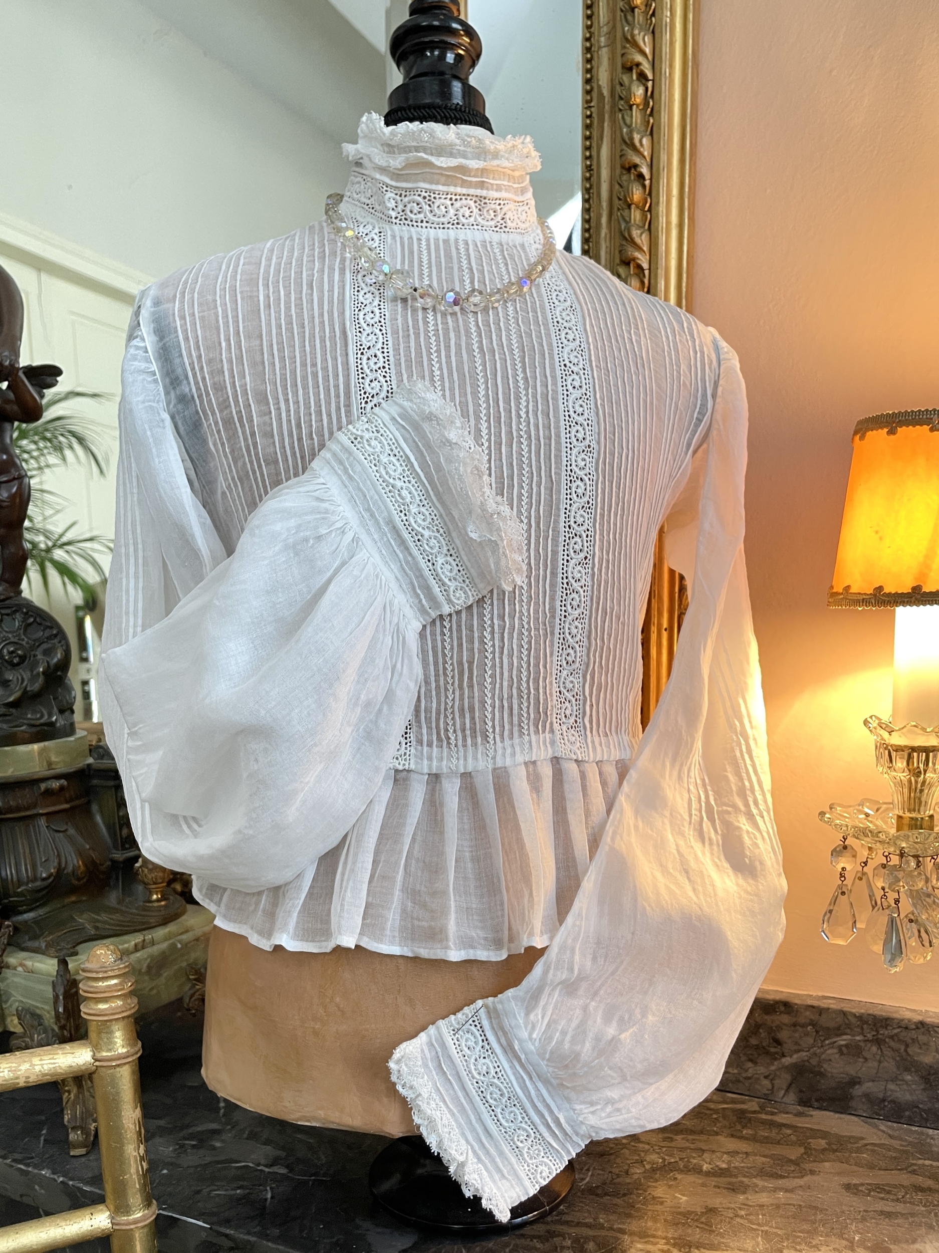 corsage-ancien-musee-mode-ancienne-femme-folklore-arlesienne-deguisement-carnaval-linon-broderie-blanche-fait-main-antiquite