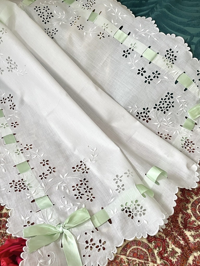 dessus-de-berceau-linge-ancien-ruban-satin-lin-broderie-anglaise-feston-fleurettes-vert-eau-antiquite-brocante-bebe-enfant