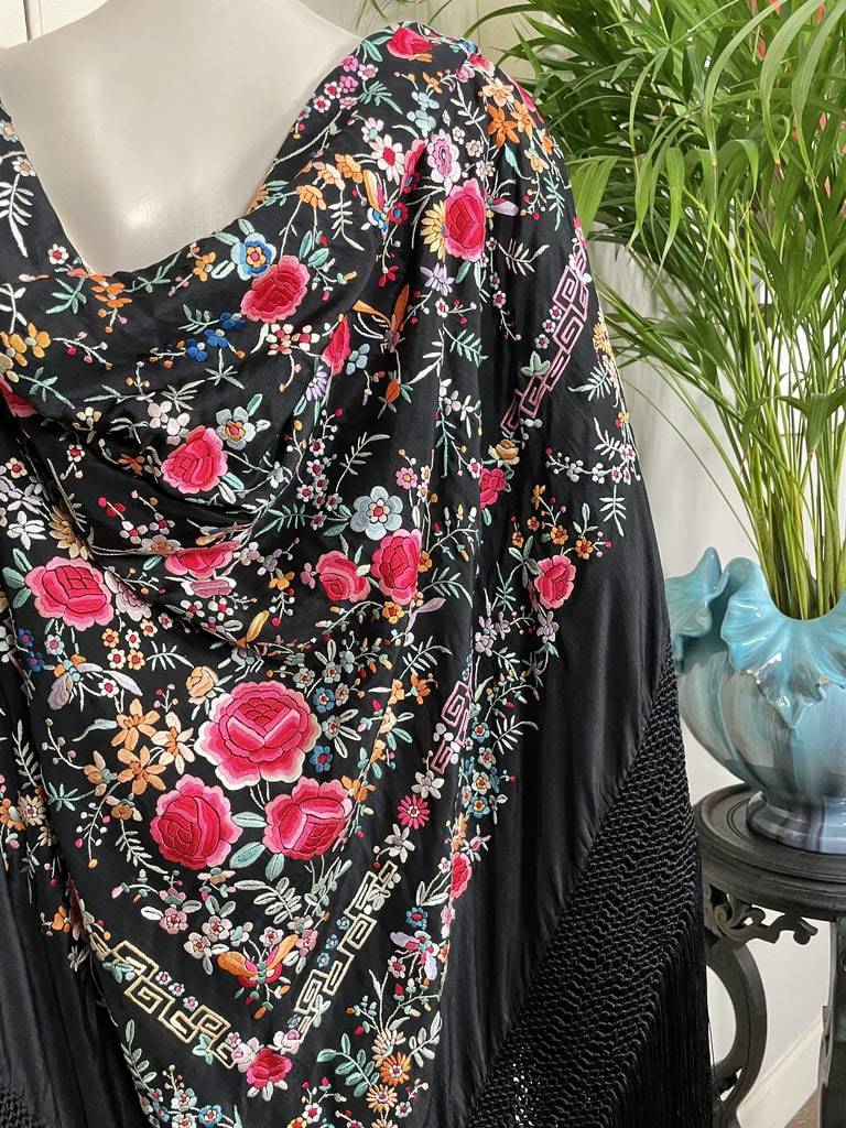 châle-ancien-soie-manille-canton-noir-roses-franges-piano-linge-ancien-broderie-19eme-art-deco-antiquite-brocante