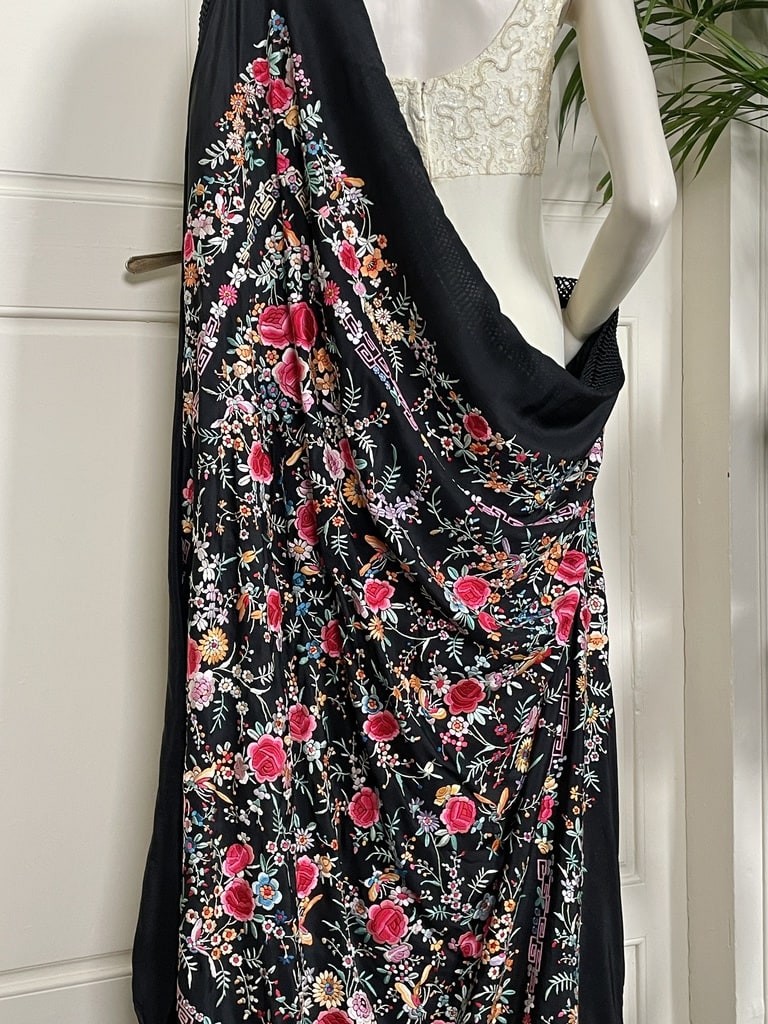 linge-ancien-vetement-costume-epoque-châle-de-piano-en-soie-noire-brode-main-manille-canton-flamenco-espagne-brocante