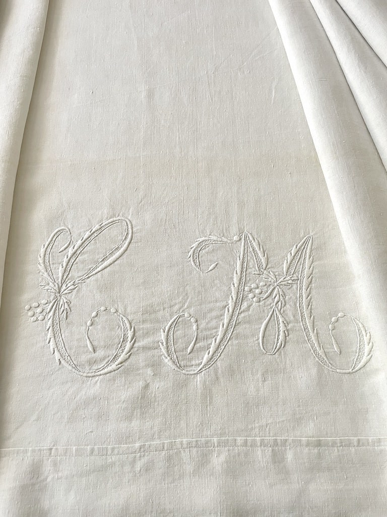 monogramme-epis-de-ble-brode-main-cm-broderie-blanche-drap-ancien-pur-fil-lin-antiquite-brocante