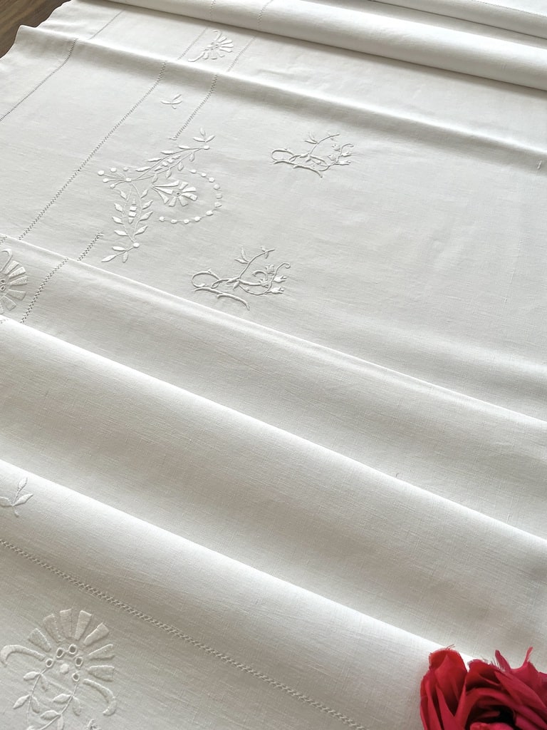 linge-ancien-draps-taies-oreiller-heritage-textile-lin-broderie-blanche-lit-couvertures-traversin-monogramme-vente-achat-antiquite-brocante