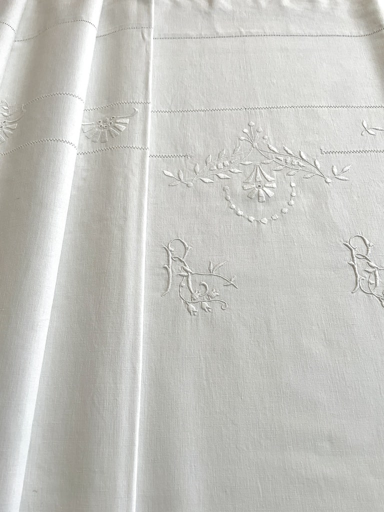 drap-ancien-lin-linge-de-maison-broderie-blanche-monogramme-initiales-lettres-brodees-antiquite-brocante-vintage