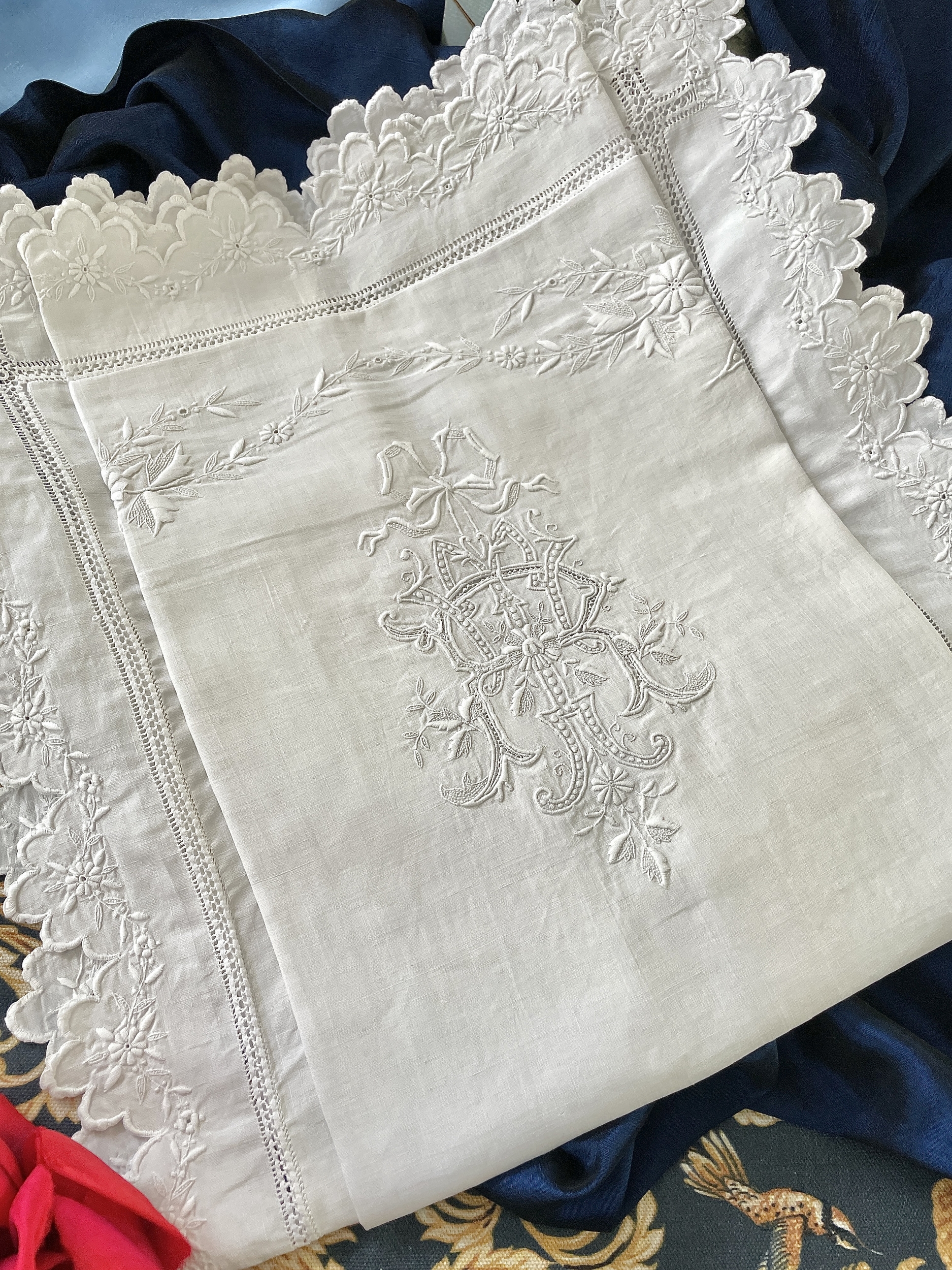taie-oreiller-ancienne-lin-fil-brode-main-monogramme-armoirie-fleurs-accanthes-feston-linge-ancien-19eme-antiquite-brocante