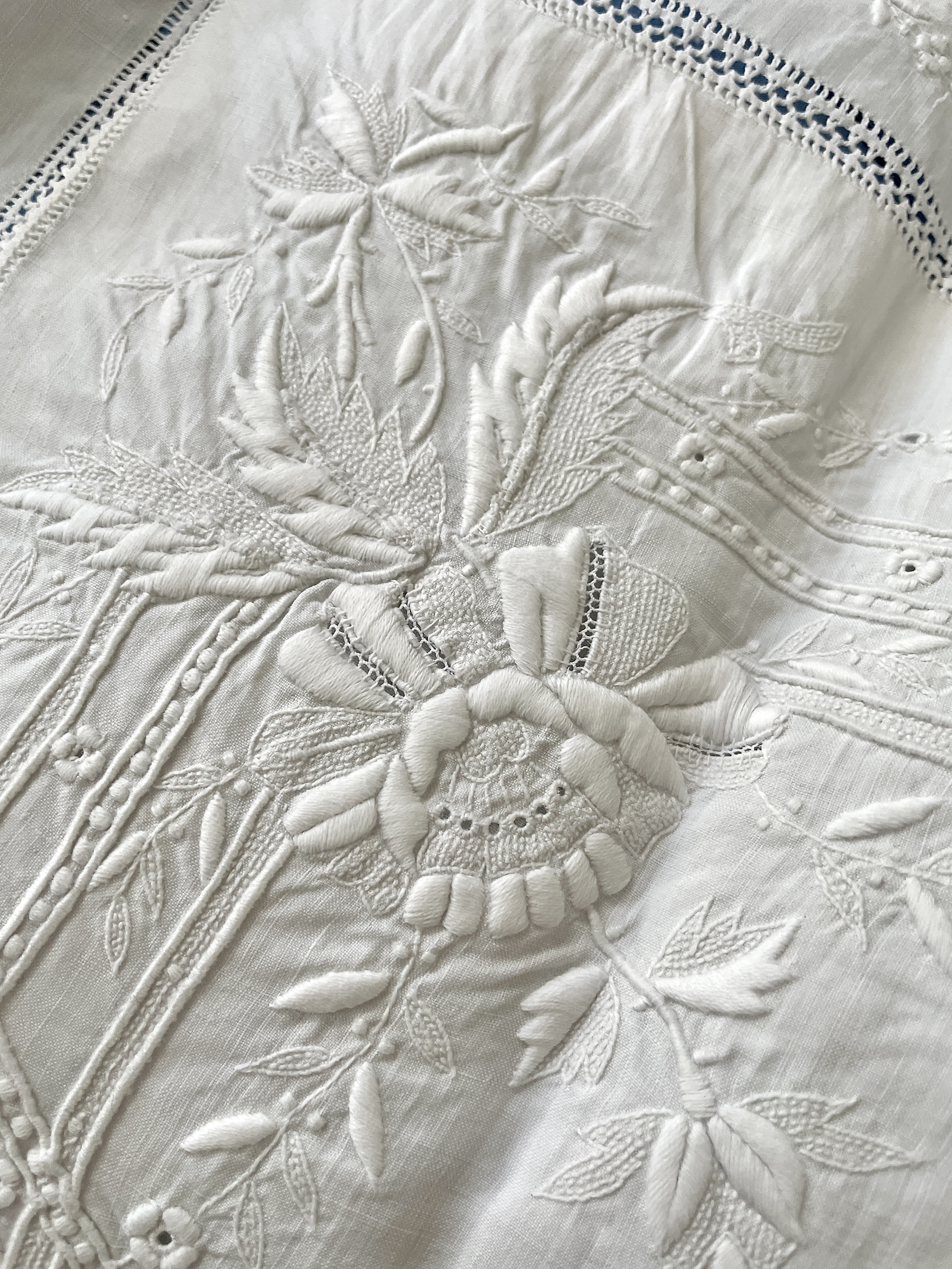 linge-ancien-broderie-blanche-plumetis-point-de-sable-cordonnet-jours-venise-fils-tires-antiquite-brocante