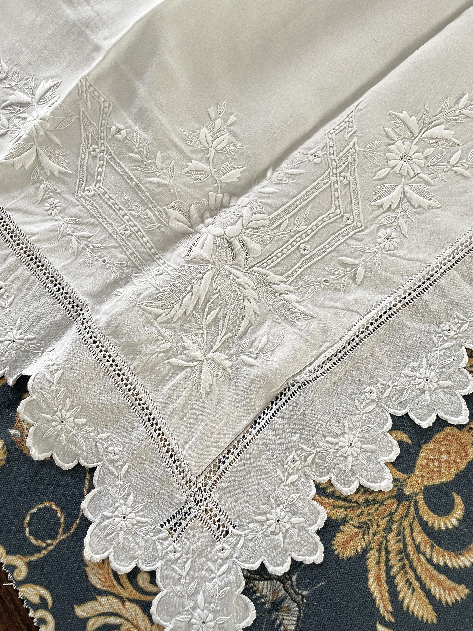linge-ancien-taie-oreiller-brodee-main-fil-de-lin-feston-broderie-blanche-fleurs-ble-trousseau-ancien-antiquite-brocante
