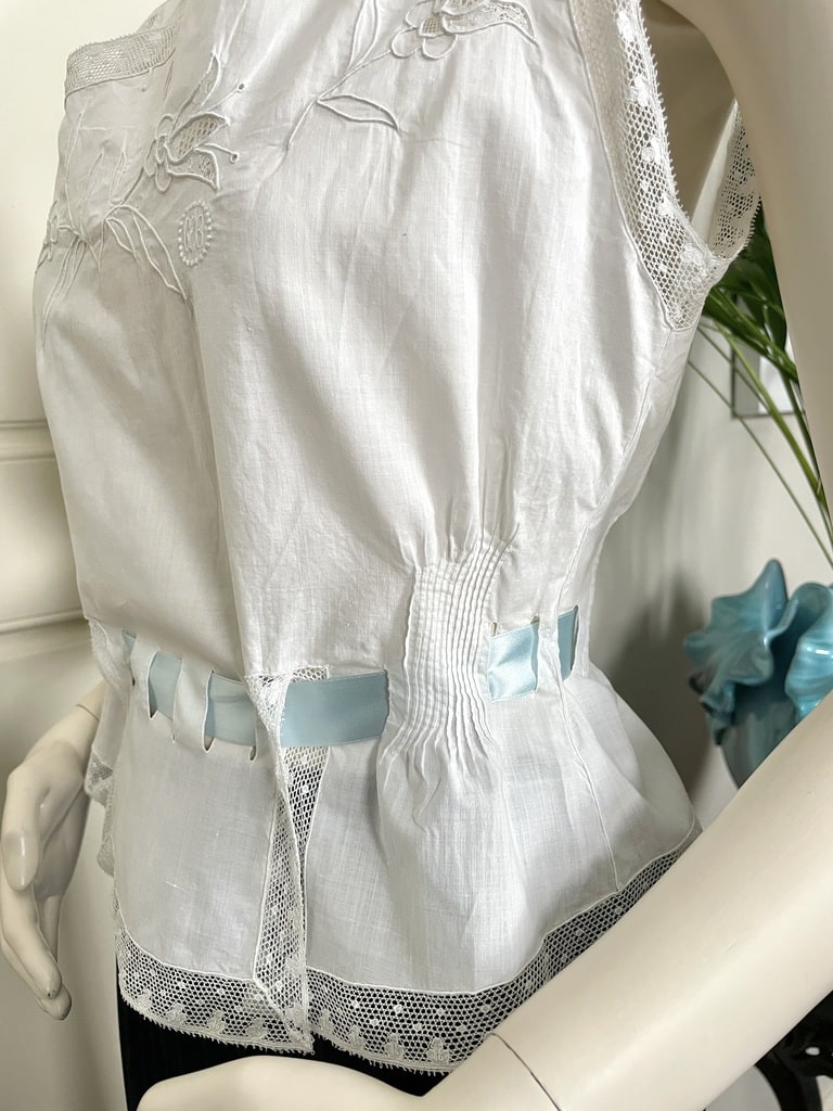 cache corset ancien linge de corps costume d epoque napoleon mode femme dentelle ruban soie linon batiste antiquite brocante