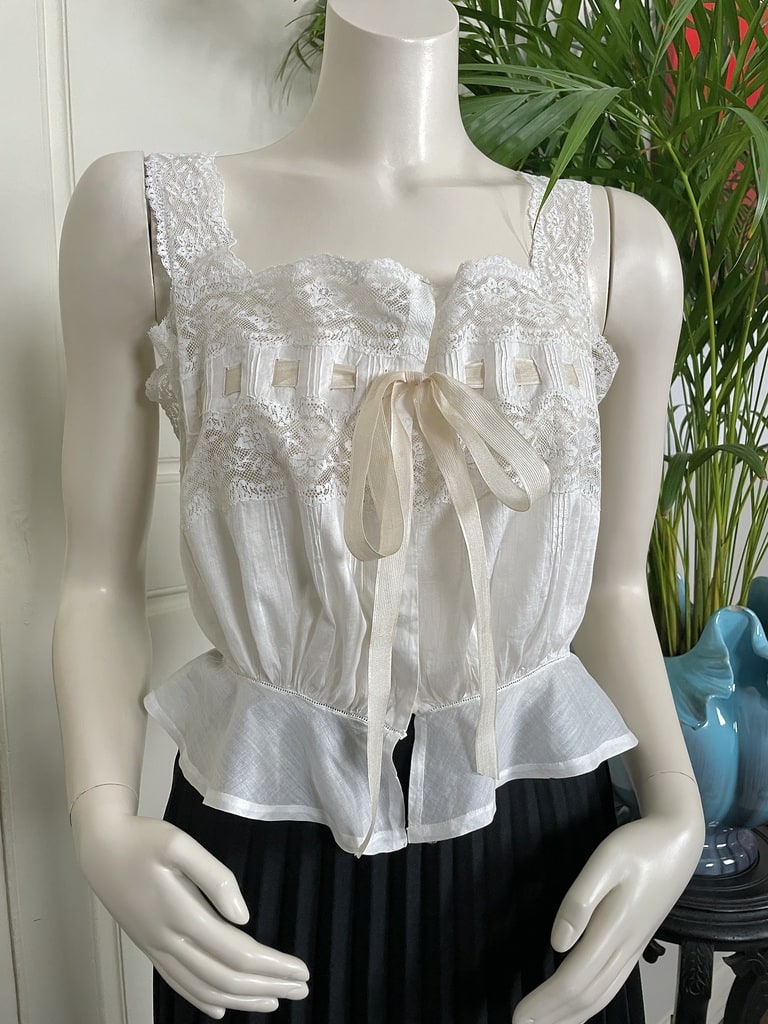 mode-ancienne-femme-cache-corset-linon-ruban-soie-costume-ancien-napoleon-empire-vetement-vintage-antiquite-brocante
