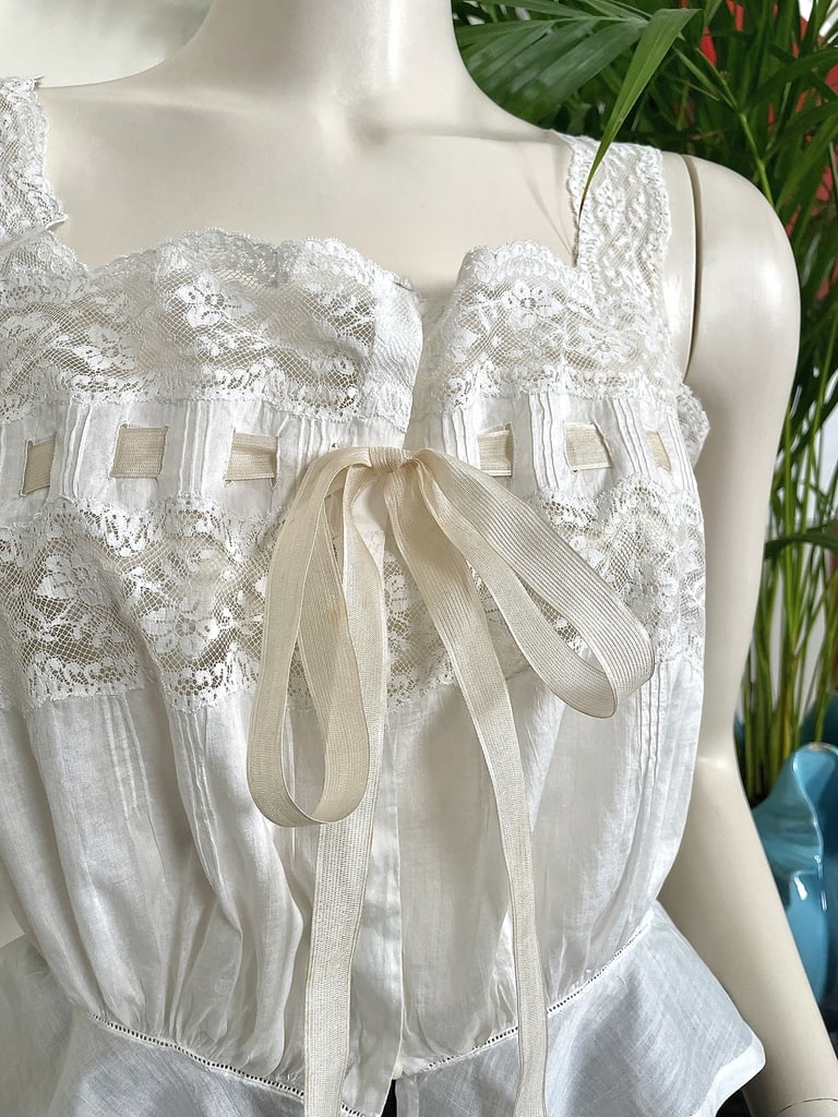 cache-corset-ancien-linon-ruban-soie-dentelle-valenciennes-mode-femme-19e-antiquite-brocante