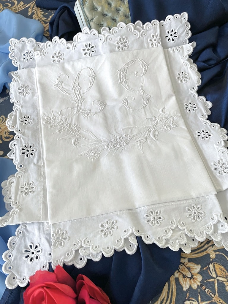 taie-oreiller-ancienne-monogramme-brode-main-feston-volant-broderie-anglaise-linge-ancien-trousseau-19eme-coton-blanc-antiquite-brocante