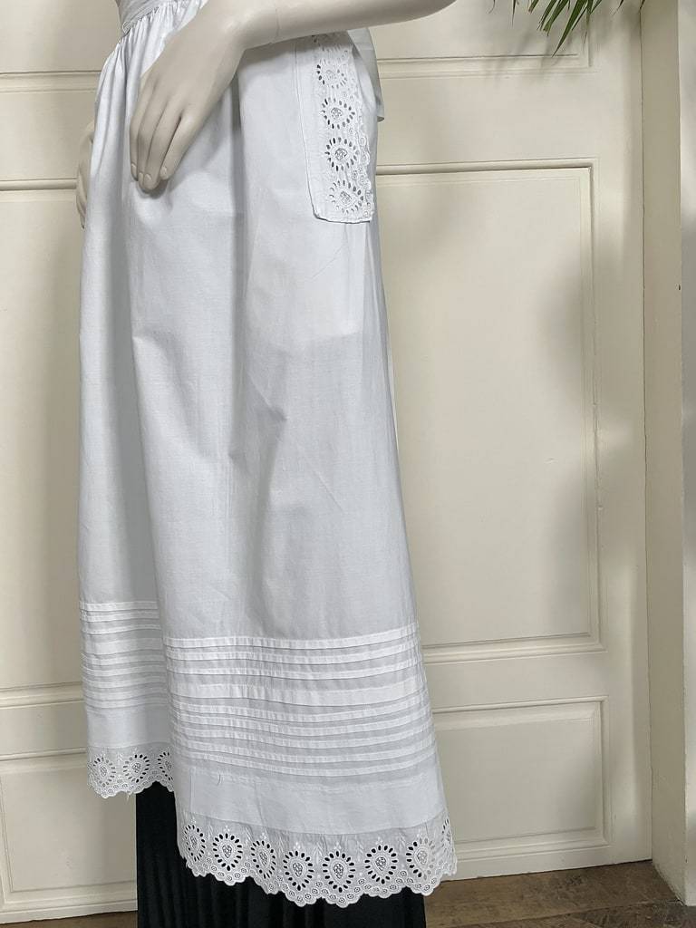 Ancien Tablier De Femme De Chambre En Coton Blanc – Broderie Anglaise Et Volants (Années 1900)
