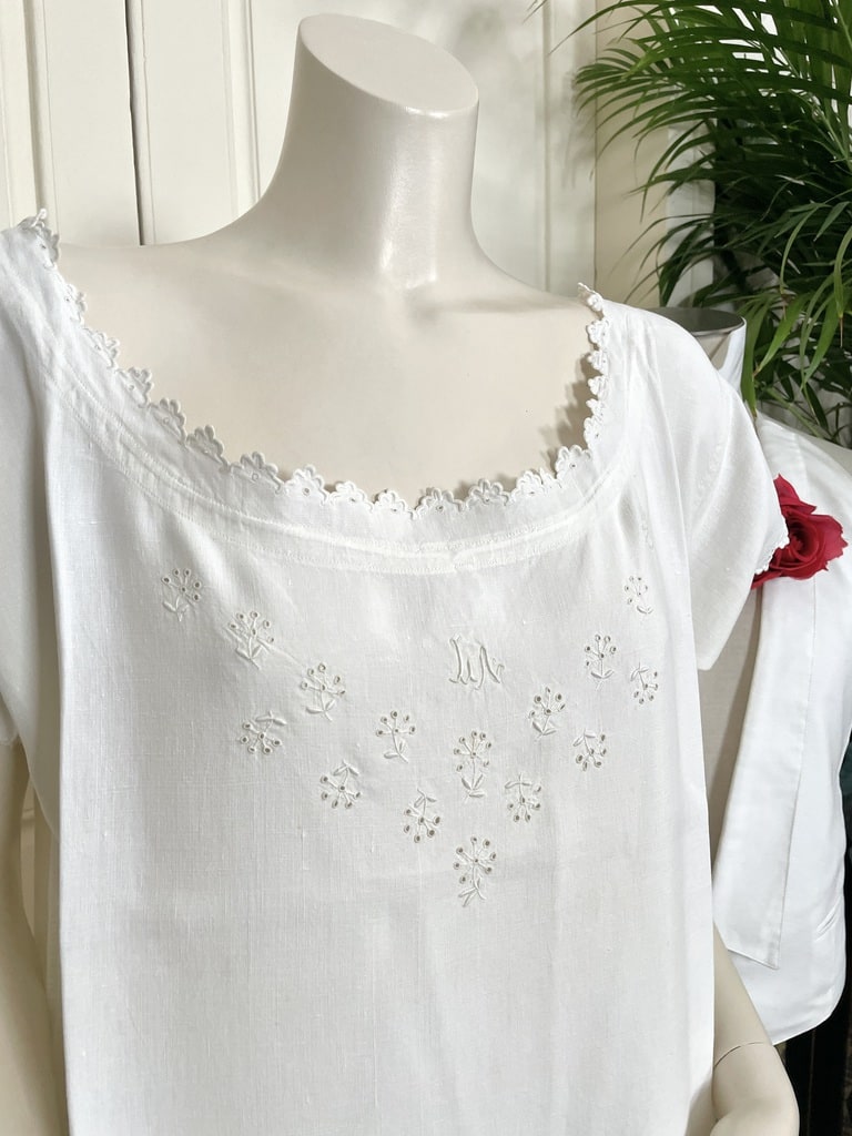 chemise-de-jour-en-lin-mode-ancienne-pour-femme-broderie-anglaiser-feston-point-boutonniere-linge-ancien-antiquite-brocante