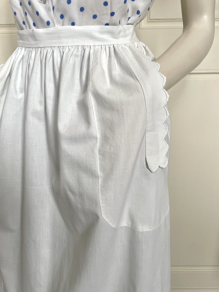 linge-d-office-ancien-tablier-de-service-servante-poches-brodees-feston-plis-religieuse-fait-main-antiquite-brocante-costume-domestique