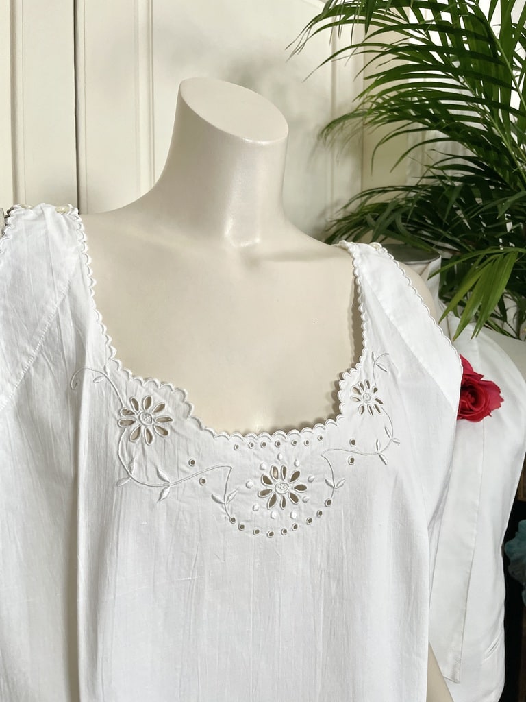 linge-ancien-nuit-jour-femme-mode-epoque-chemise-en-lin-brodee-main-trousseau-de-mariage-19eme-siecle-antiquite-brocante-chic-